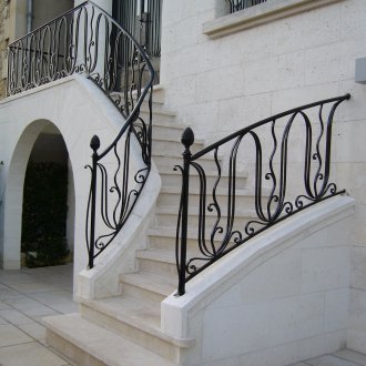 Парапет на стълбите