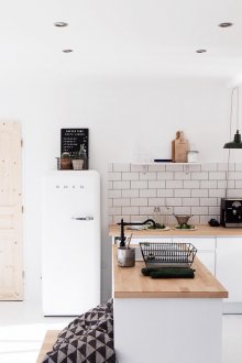 Бял хладилник в кухнята