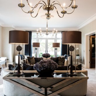 Сребърни подови вази в интериора на Арт Нуво