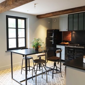 Местоположението на черния хладилник в кухнята