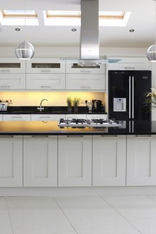 Местоположението на хладилника в кухнята у дома