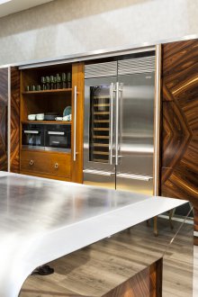 Местоположението на хладилника с двойно крило в кухнята