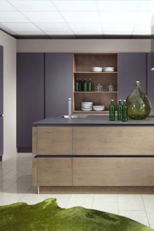 Местоположението на лилавия хладилник в кухнята