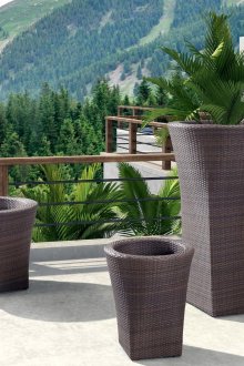 На терасата могат да се поставят големи плетени вази