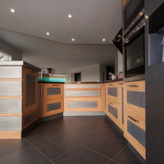 Местоположението на замръзналия хладилник в кухнята