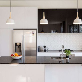 Местоположението на хладилника в кухнята в монохромен дизайн
