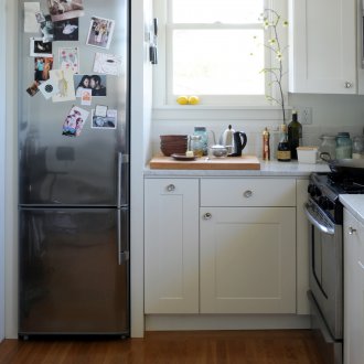 Местоположението на малък хладилник в кухнята