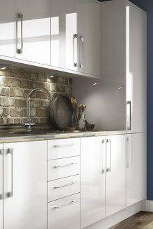 Местоположението на хладилника до прозореца в кухнята