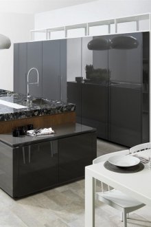 Хладилник с декоративен панел в кухнята