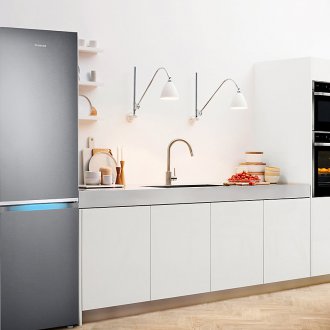 Сив хладилник в кухнята