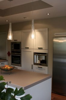 Стоманен хладилник в кухнята