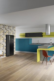 Хладилникът е вграден в стената в кухнята