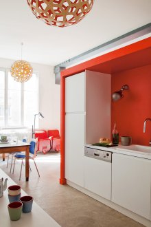 Хладилник в ъгъла в кухнята