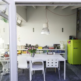 Светъл хладилник в кухнята