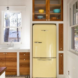 Жълт хладилник в кухнята