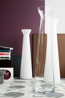 Стъклени и бели подови вази в интериора