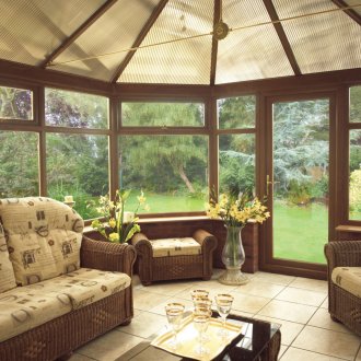 Стъклени подови вази във вътрешността на беседката