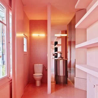 Розова мозайка в интериора на банята
