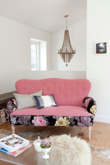 Розова тапицерия на дивана