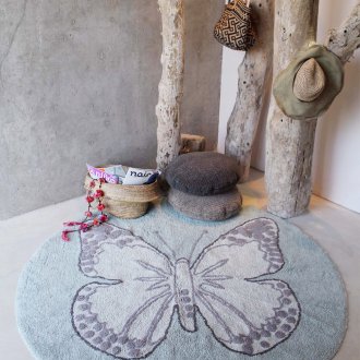 Пеперуда на килима в интериора