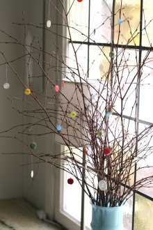 Дървени клонове с декор в подова ваза