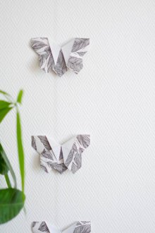 Оригами пеперуди от черна и бяла хартия.