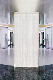 Големи стъклени подови вази във фоайето