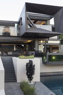 Дом с високи технологии с балкон