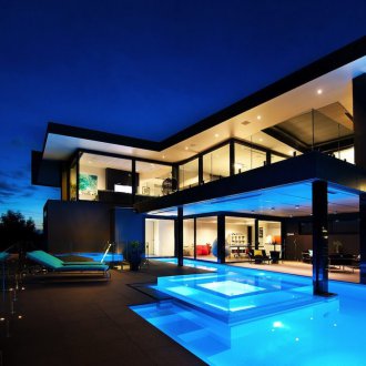 Високотехнологична къща с басейн