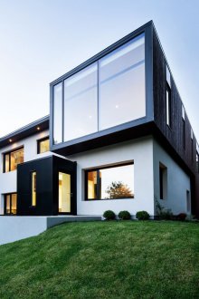 Черно-бяла хай-тек къща