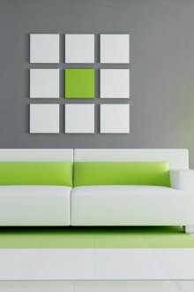 Сребърна подова ваза в минималистичен интериор на всекидневната