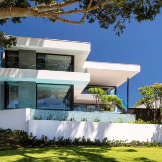 Високотехнологична двуетажна къща