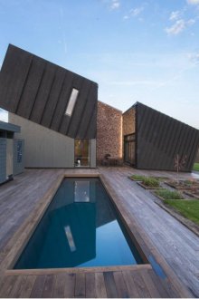 Кафява хай-тек къща