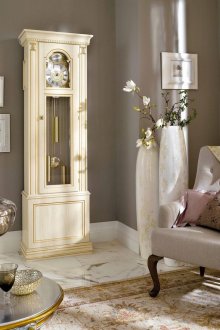 Бели подови вази с бежов модел в хола