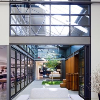 Къща с високотехнологични прозорци