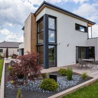 Високотехнологичен дом с градина