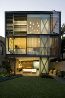 Къща с високотехнологична стъклена стена