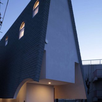 Тесен хай-тек къща