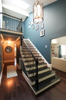 Снимки над стълбите в интериора