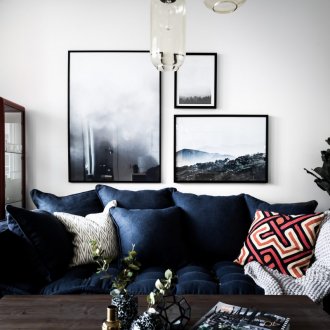 Снимки в рамка над дивана в интериора