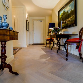 Издълбани мебели венге