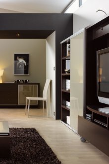 Стена от венге в хола