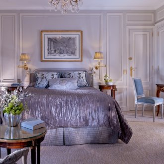 Голям килим за печат в класическата спалня