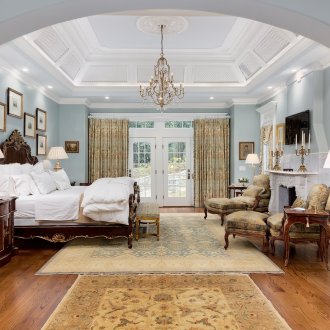 Две килимчета в бежово и синьо и кафяво в голяма спалня в класически стил