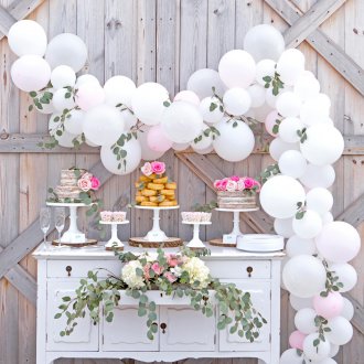 Сервиране на маса със сладкиши