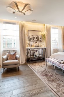 Кремаво-лилав килим в класическата спалня