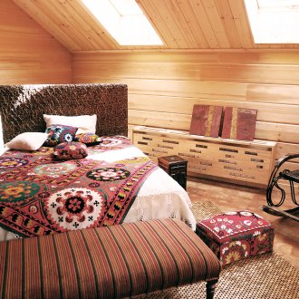 Дървен килим в спалня в етнически стил