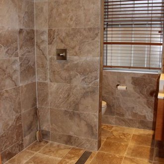 Каменна облицована душ без палет