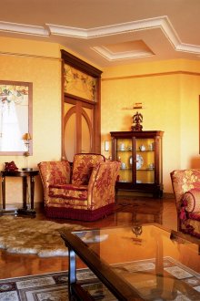 Различни килими в интериора на ретро хол