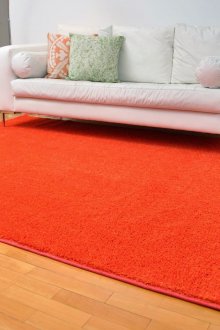 Ярко оранжев килим в модерен хол